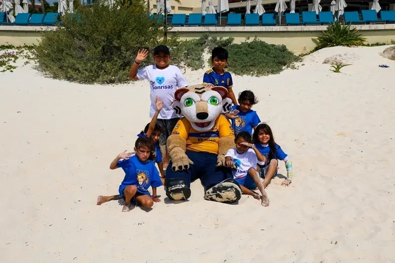 Los pequeños, que padecen fibrosis quística y leucemia linfoblástica, viajaron a Cancún del 14 al 17 de mayo para disfrutar por primera vez del mar. Foto: Cortesía.