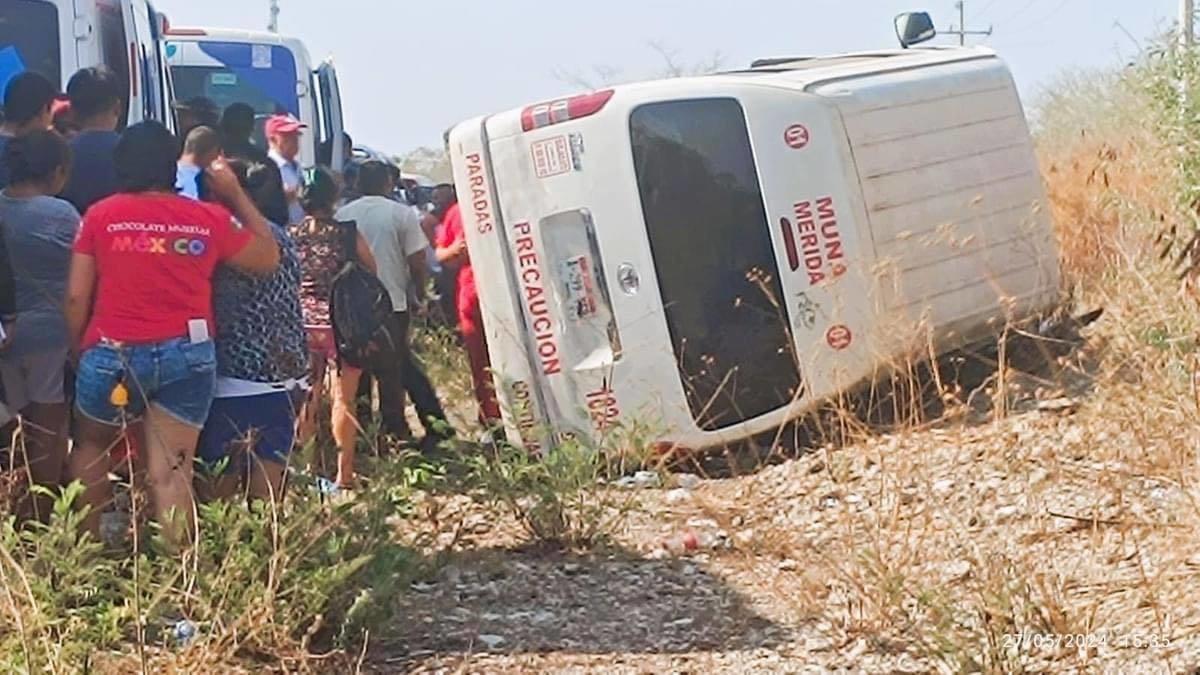 Pasajeros de una combi de transporte público se volcó en la vía Temozón-Abalá dejando como saldo varios heridos y gente con crisis nerviosa.- Foto de redes sociales