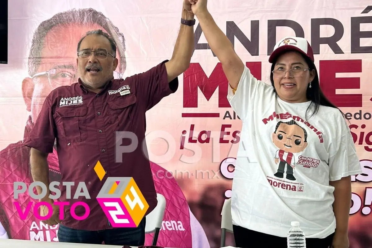 El candidato de MORENA a la alcaldía de Escobedo, Andrés Mijes, levanta el brazo derecho a Amanda Yaneth Cortéz.  Foto: Rosy Sandoval