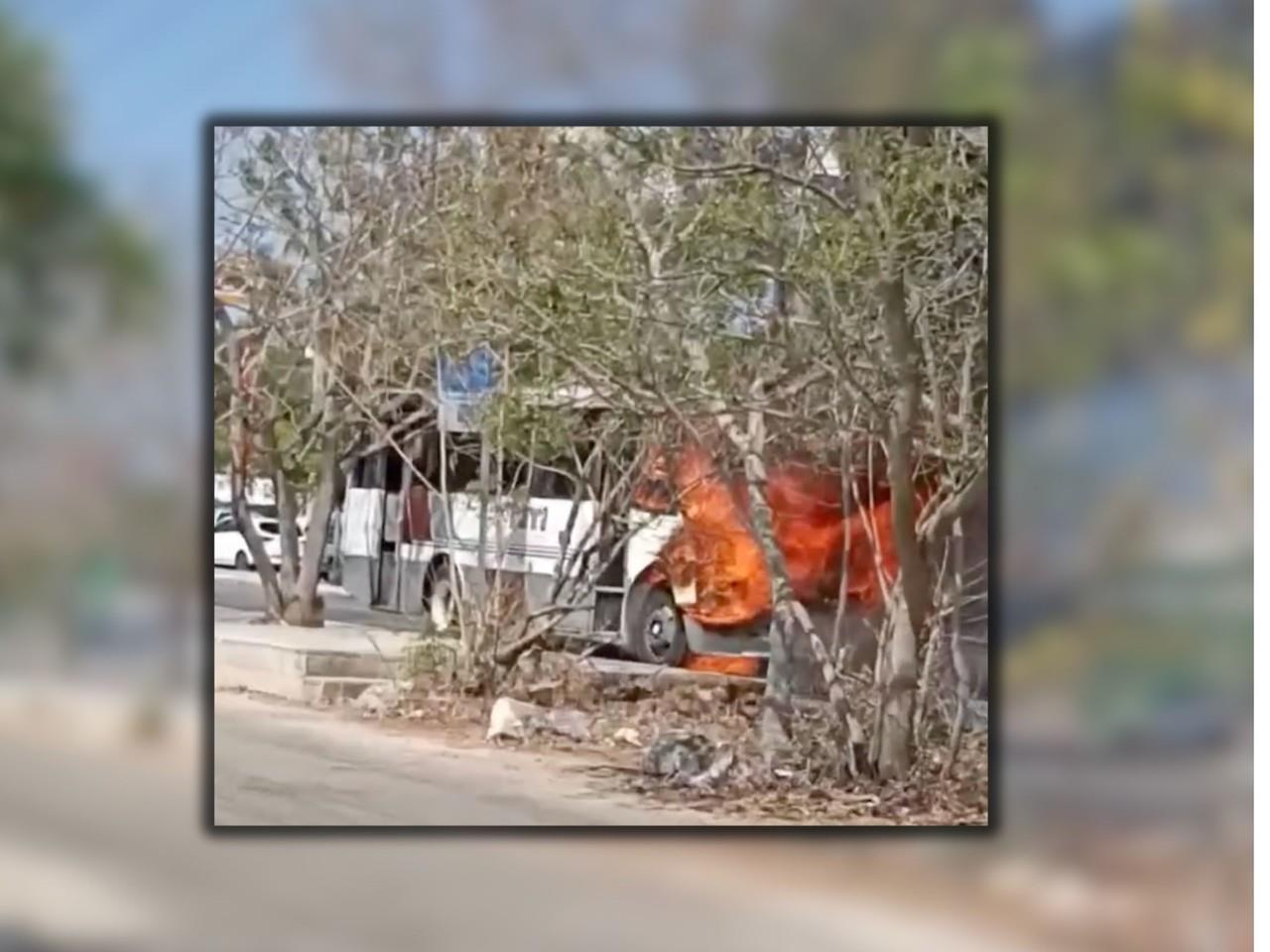 Un camión de la ruta Alemán 2 se consumió por completo por las llamas debido a un corto circuito generado por el mal estado en el que se encontraba la unidad.,- Foto de redes sociales