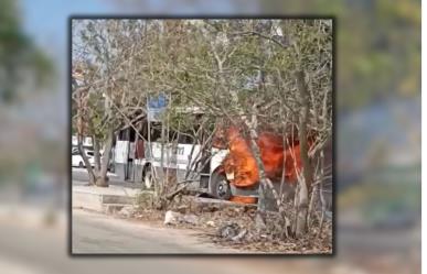 Camión de pasaje fue consumido por las llamas  en la Avenida Yucatán (VÍDEO)