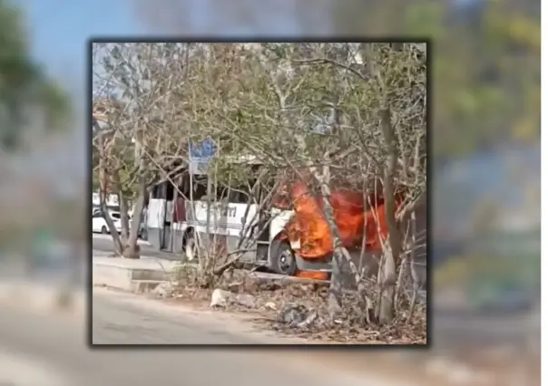 Camión de pasaje fue consumido por las llamas  en la Avenida Yucatán (VÍDEO)