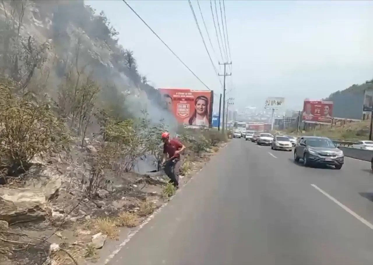 Unidades de Protección Civil de Monterrey se encuentran en el lugar trabajando para controlar la situación. Foto: Especial.