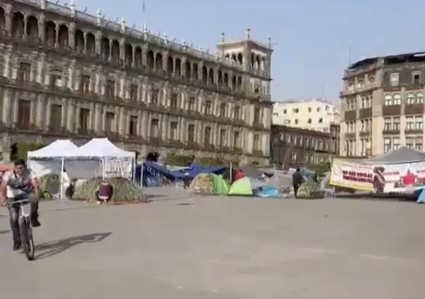 ¡No nos vamos!…CNTE permanece en plantón, cierre de campaña se adapta a ellos