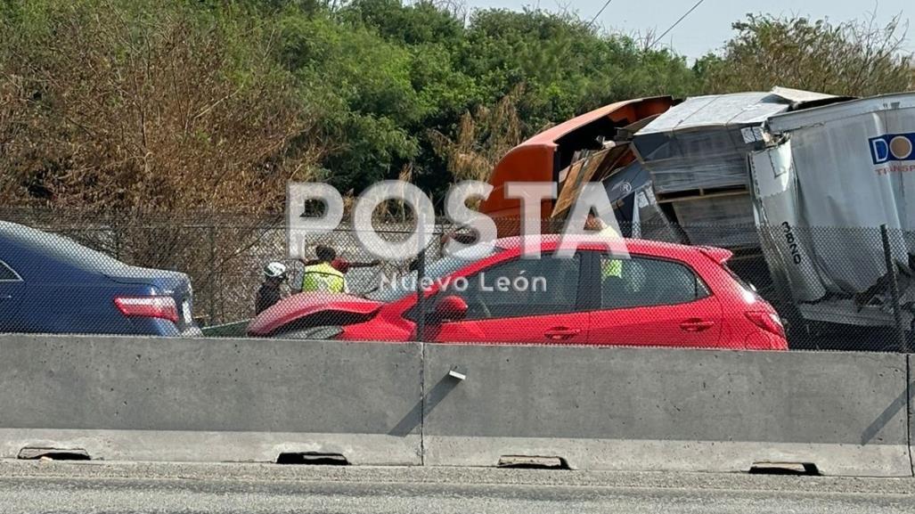 Choca tráiler en Libramiento Noroeste de Escobedo