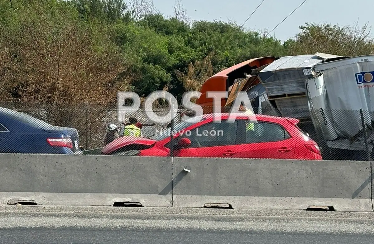 Un chofer de una unidad de carga resultó lesionado en Libramiento Noroeste. Foto. Raymundo Elizalde