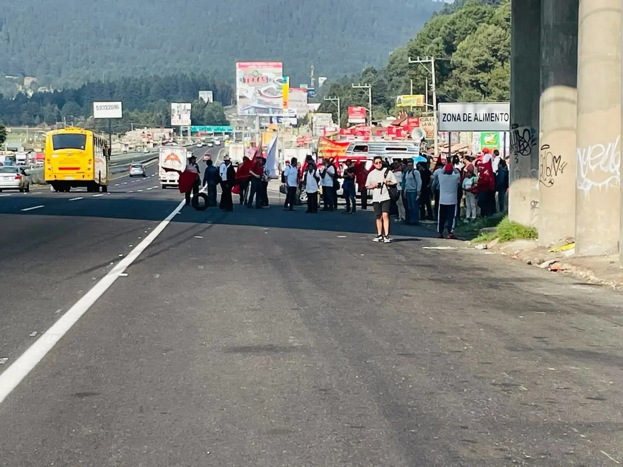 Colapsa vialidad en la México-Toluca, bloquen trabajadores del ININ