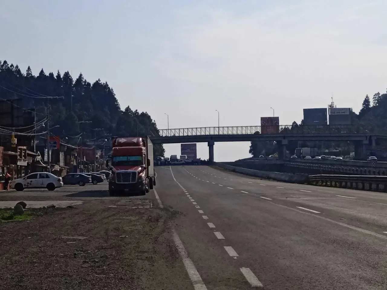 Colapsa vialidad en la México-Toluca, bloquen trabajadores del ININ