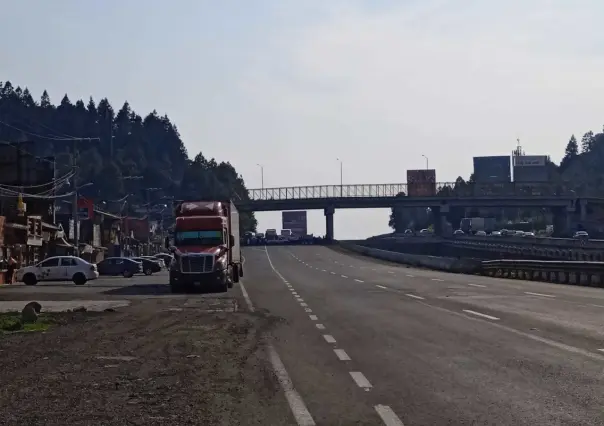 Colapsa vialidad en la México-Toluca, bloquen trabajadores del ININ