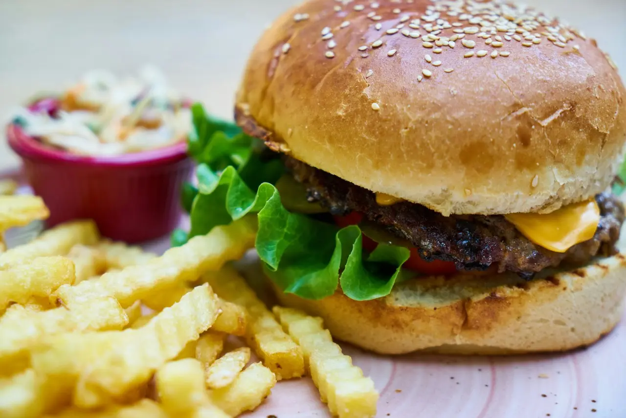 Este 28 de mayo, es el Día Internacional de la Hamburguesa y habrá promociones en establecimientos en donde venden este platillo. Foto: Especial.