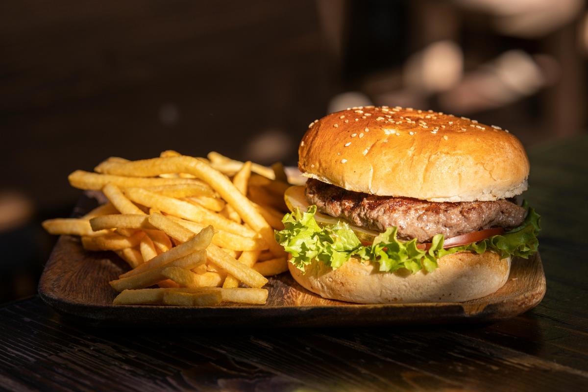 Hamburguesa con papas para celebrar el Día de la Hamburguesa. Foto: Engin Akyurt / Pexels