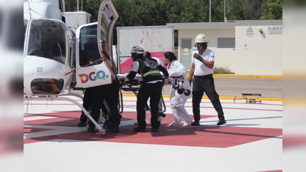 Trasladan por aire a Durango a un menor tras caer de un vehículo en movimiento