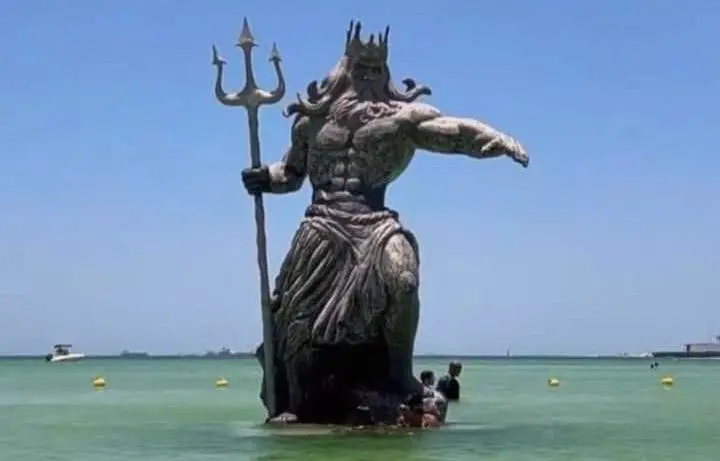 ¡Nueva estatua del Dios Poseidón en Progreso!