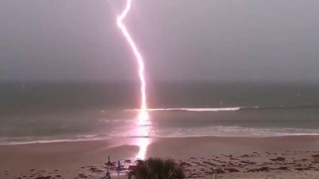 Rayo impacta a tres niños en una playa (VIDEO)