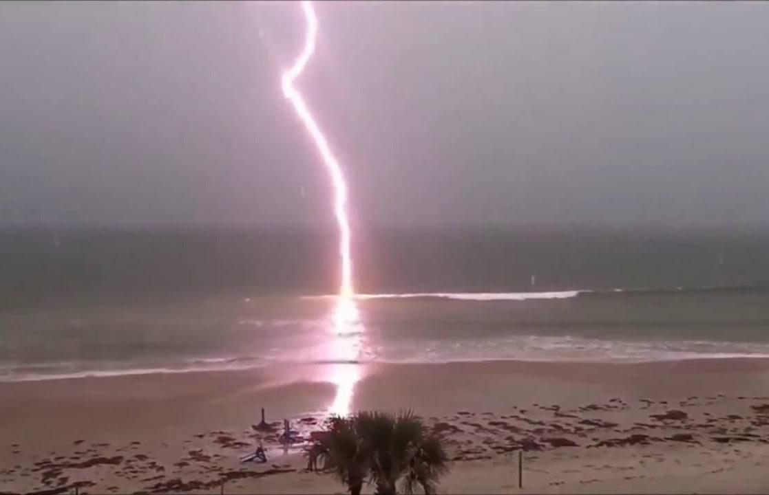 Un rayo impactando en la playa de Isabela en Puerto Rico. Foto: TNB24.