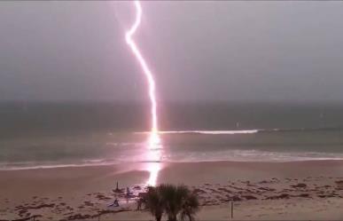 Rayo impacta a tres niños en una playa (VIDEO)