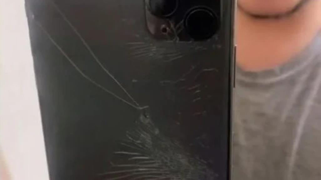 Joven pone su iPhone en el congelador y se le estrella la pantalla