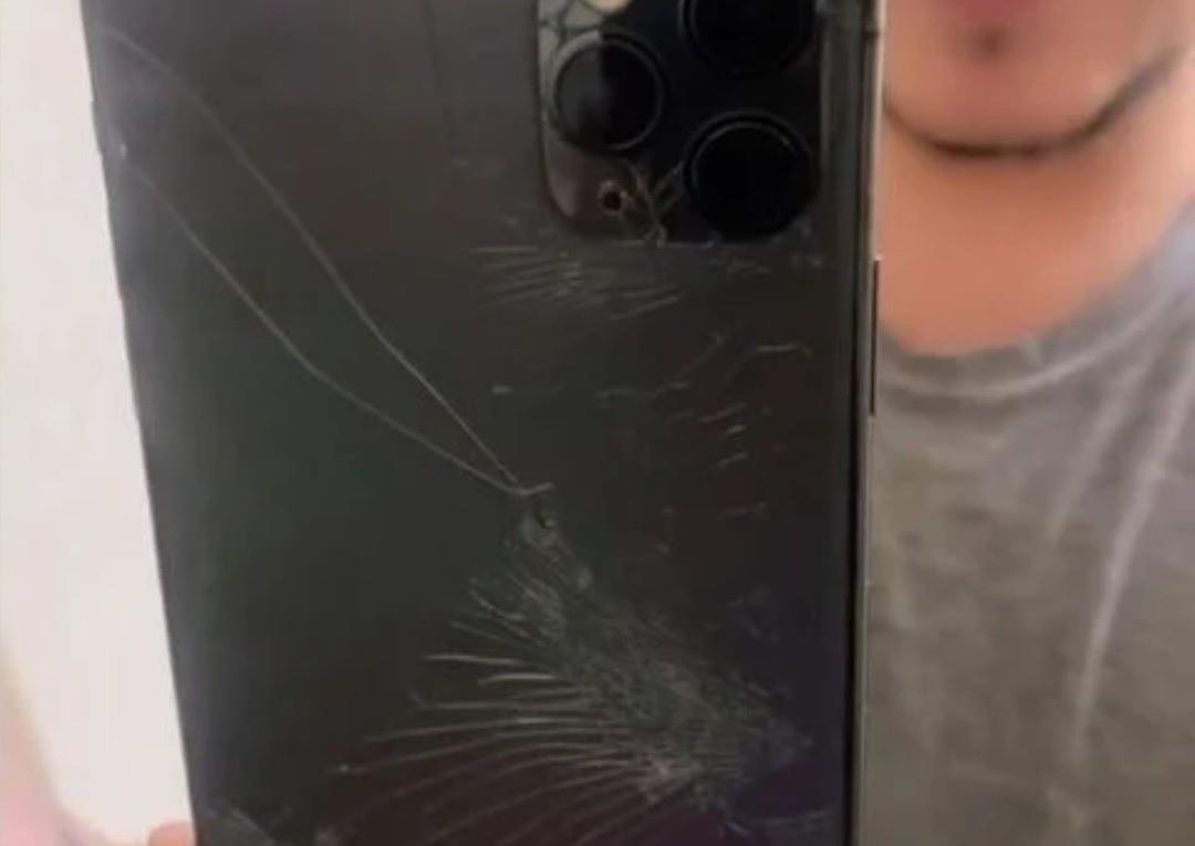 El iPhone del joven con la pantalla trasera estrellada. Foto: TikTok @Carlos0rtega.