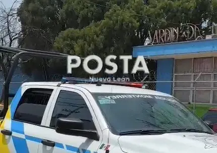 Patrulla de la policía de Monterrey afuera del jardín de niños en la colonia Hidalgo, para arrestar al hombre ingreso sin permiso a la escuela. Foto: Raymundo Elizalde.