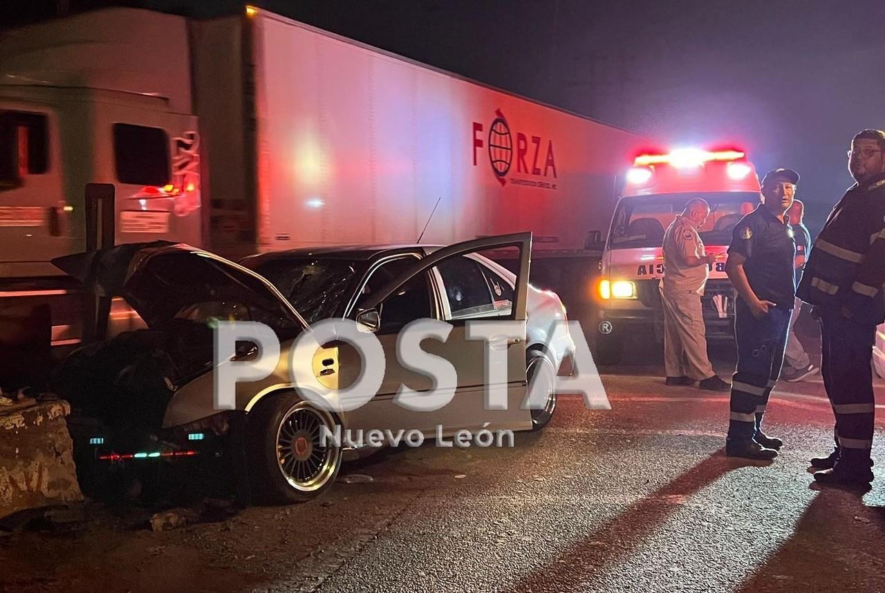 El auto del conductor totalmente destruido tras estrellarse con el señalamiento bandera en el municipio de Apodaca. Foto: Raymundo Elizalde.