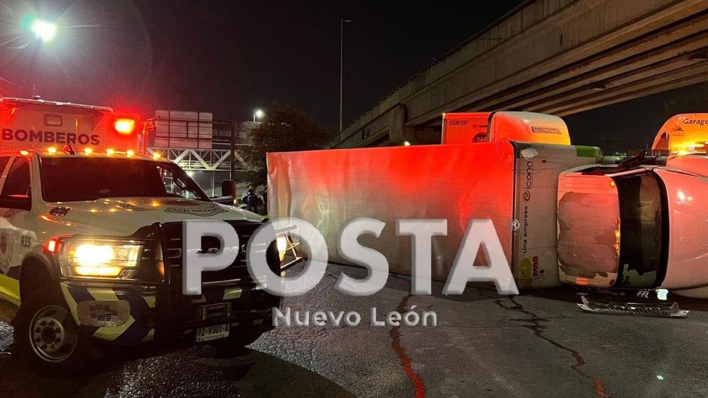 Vuelca tráiler en la avenida Churubusco