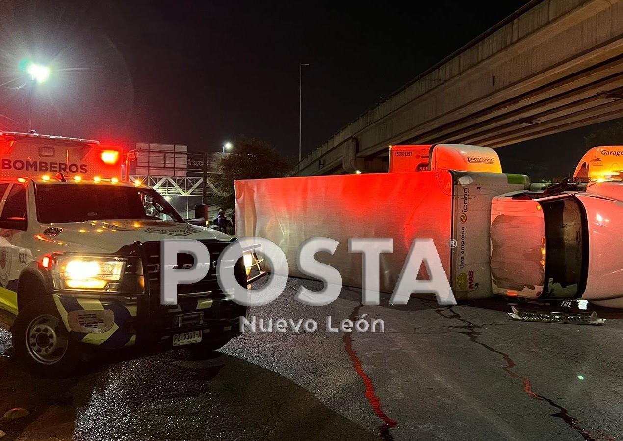 Paramédicos de Protección Civil de San Nicolás de los Garza, atienden al conductor herido por la volcadura del tráiler en la avenida Churubusco. Foto: Raymundo Elizalde.