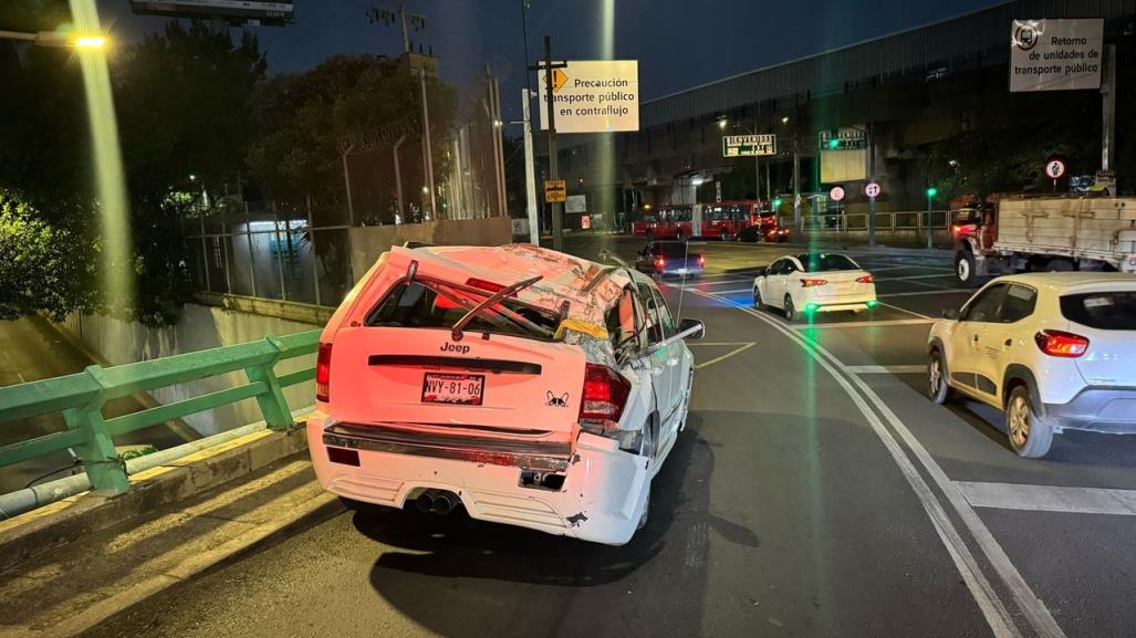 Camioneta es abandonada tras chocar contra muro de contención en Iztacalco