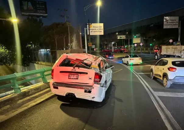 Camioneta es abandonada tras chocar contra muro de contención en Iztacalco