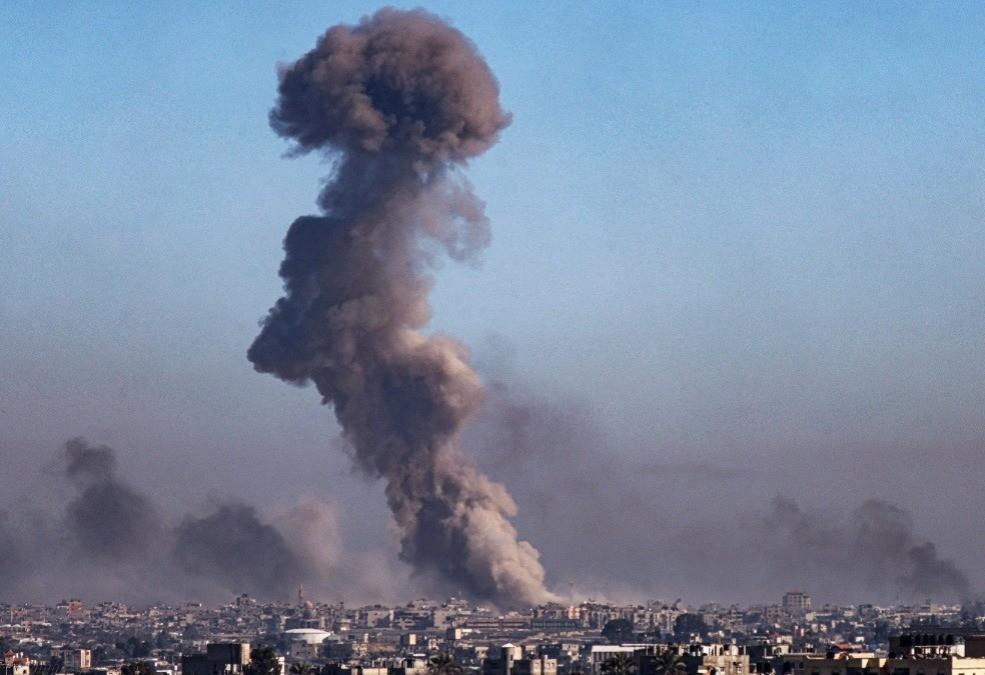 La columna del humo producto del bombardeo que se dio en Rafah por parte de Israel. Foto: France24.