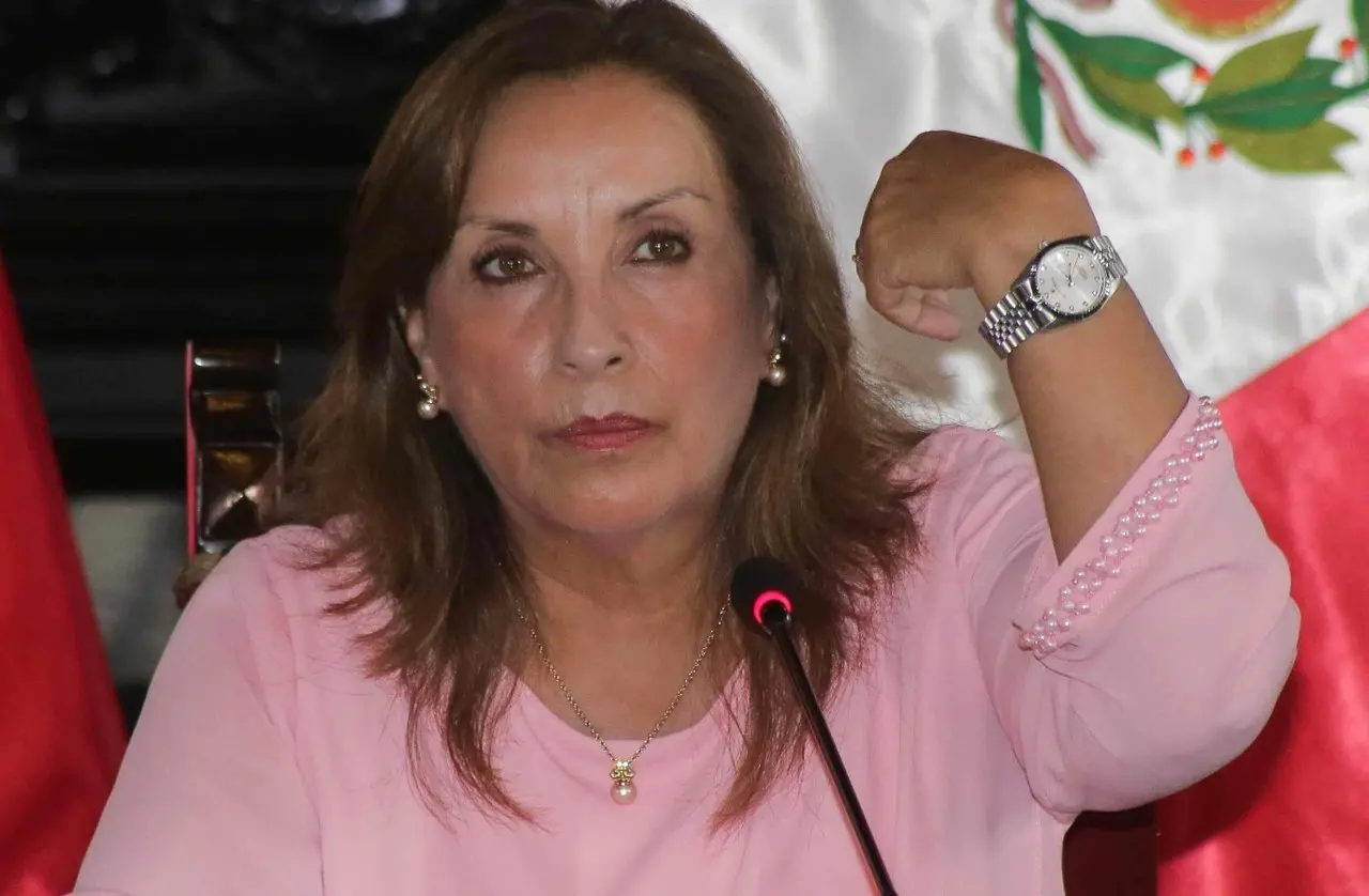 La presidenta de Perú mostrando un reloj de la marca Rolex en una conferencia de prensa. Foto: El País.