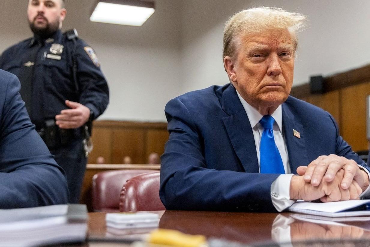 El ex presidente de Estados Unidos, Donald Trump en juicio frente a un juez en Nueva York. Foto: CNN Español.