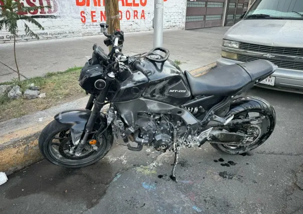 Motociclista sufre fractura expuesta en accidente sobre carril confinado del MB