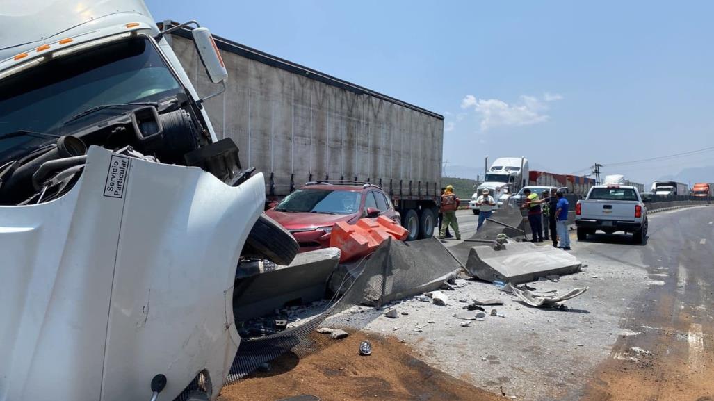 Caos vial por choque entre tráiler y camioneta en el Libramiento Noreste (VIDEO)