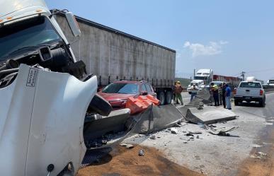 Caos vial por choque entre tráiler y camioneta en el Libramiento Noreste (VIDEO)