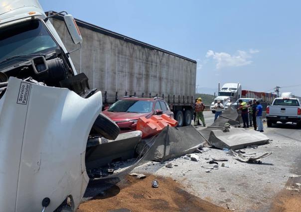 Caos vial por choque entre tráiler y camioneta en el Libramiento Noreste (VIDEO)