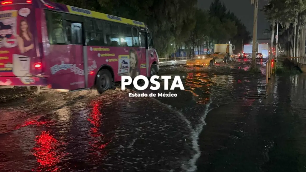 La acumulación de agua provocó severos problemas viales en calles y avenidas de los cinco municipios afectados. Foto Fernando Cruz