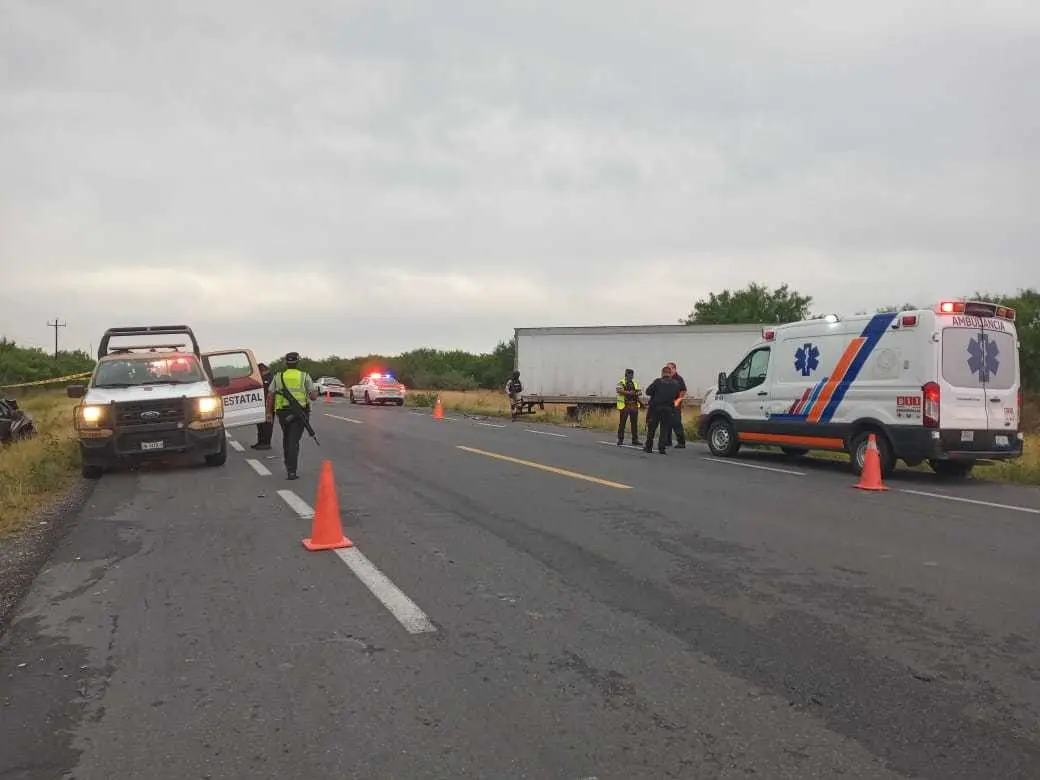 Una persona perdió la vida al chocar contra un tráiler en el km 52 de la carretera Reynosa - San Fernando. Foto: SSPT