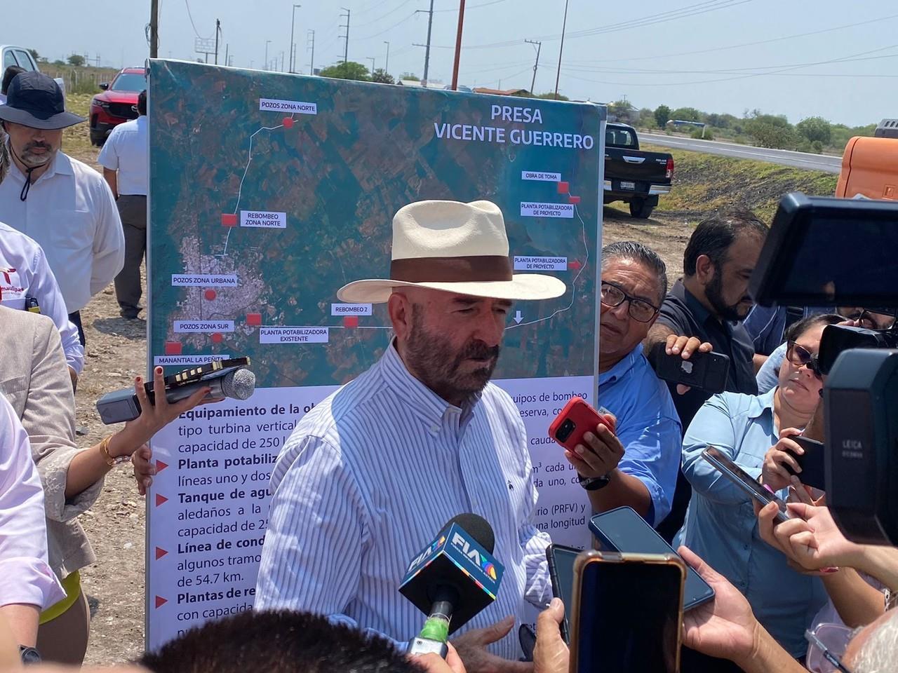 Raúl Quiroga Álvarez, secretario de Recursos Hidráulicos dio el banderazo de arranque a los trabajos de construcción de la segunda línea del Acueducto. Foto: Perla Reséndez