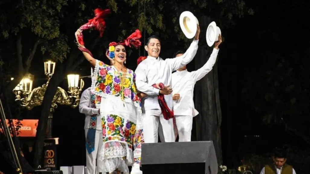 Pareja baila jarana al compás de la canción Contigo Aprendí