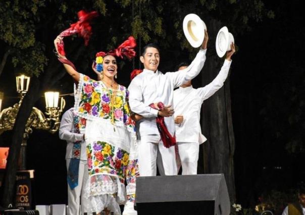 Pareja baila jarana al compás de la canción Contigo Aprendí