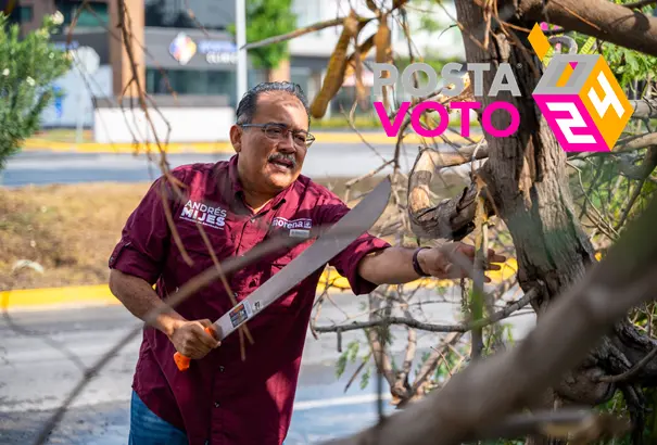 Andrés Mijes y su equipo limpian calles de Escobedo tras fuertes lluvias. Foto. Andres Mijes