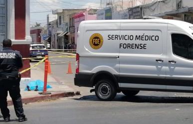 Adulto mayor en condición de indigente fallece en la banqueta