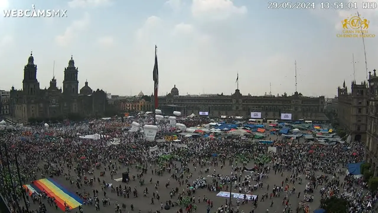 Varios simpatizantes llegan al Zócalo capitalino. Foto: Webcams Mx