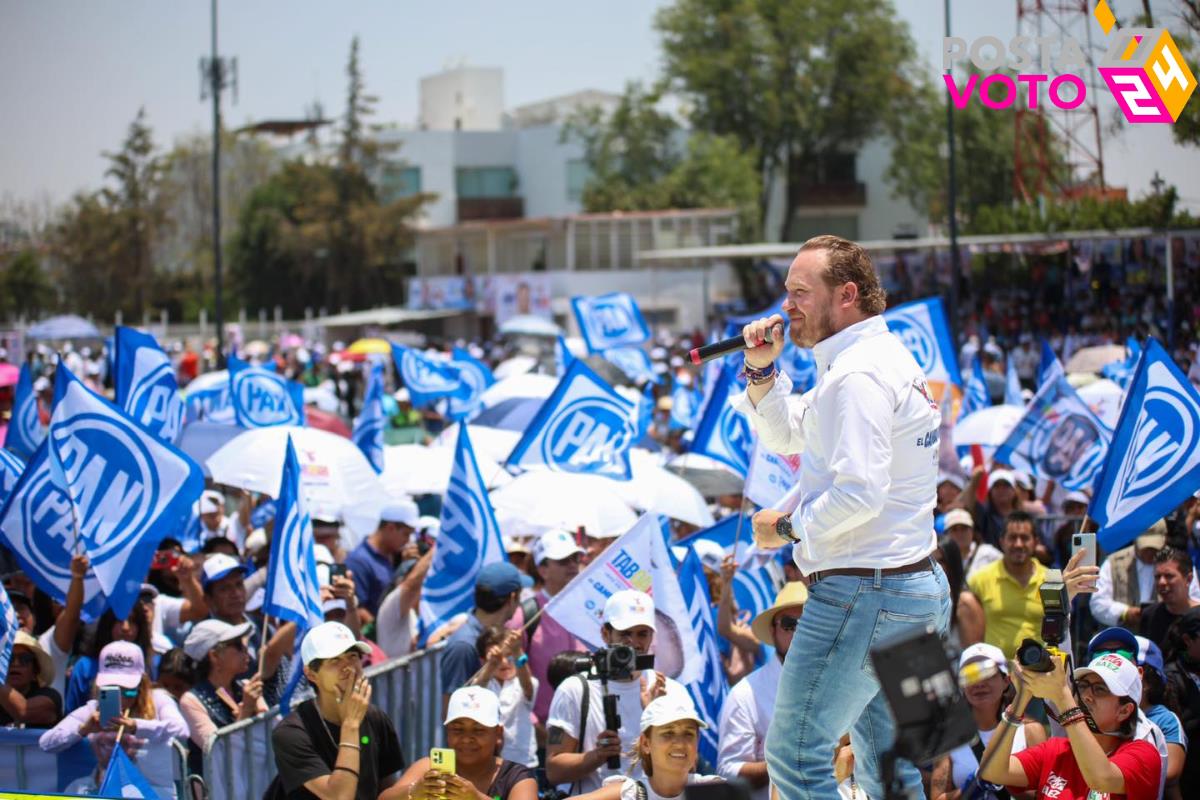 Santiago Taboada con simpatizantes. Foto: Facebook Santiago Taboada