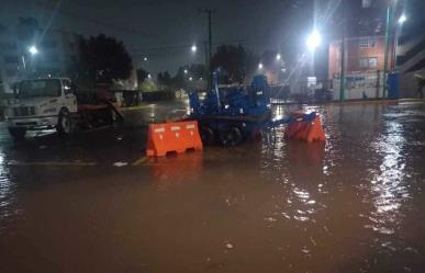 Inundaciones afectan la vía José López Portillo en Tultitlán