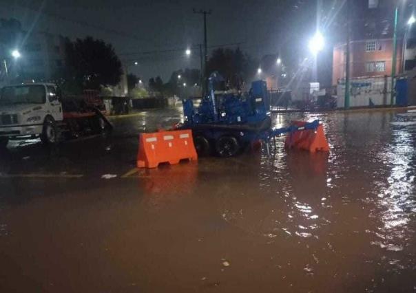 Inundaciones afectan la vía José López Portillo en Tultitlán