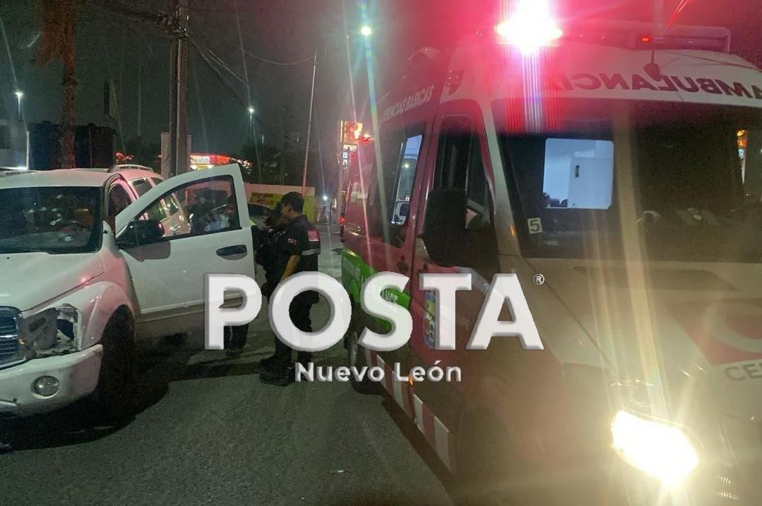 Ambulancia en la avenida Eloy Cavazos para levantar el cuerpo de la víctima que fue asesinada. Foto: Raymundo Elizalde.