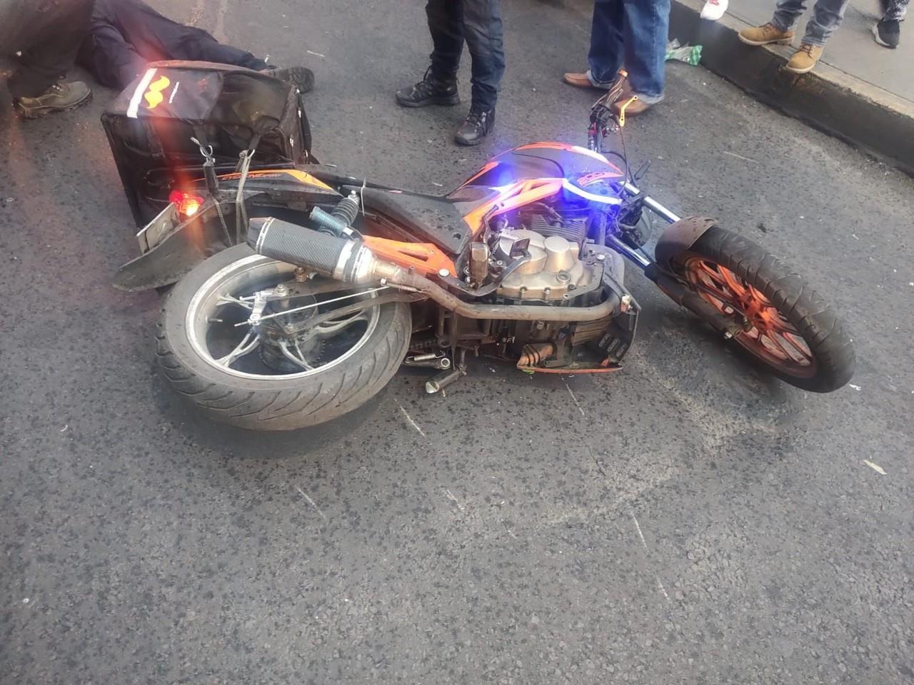 Motocicleta derrapó en el suelo. Foto: Ramón Ramírez el suelo.