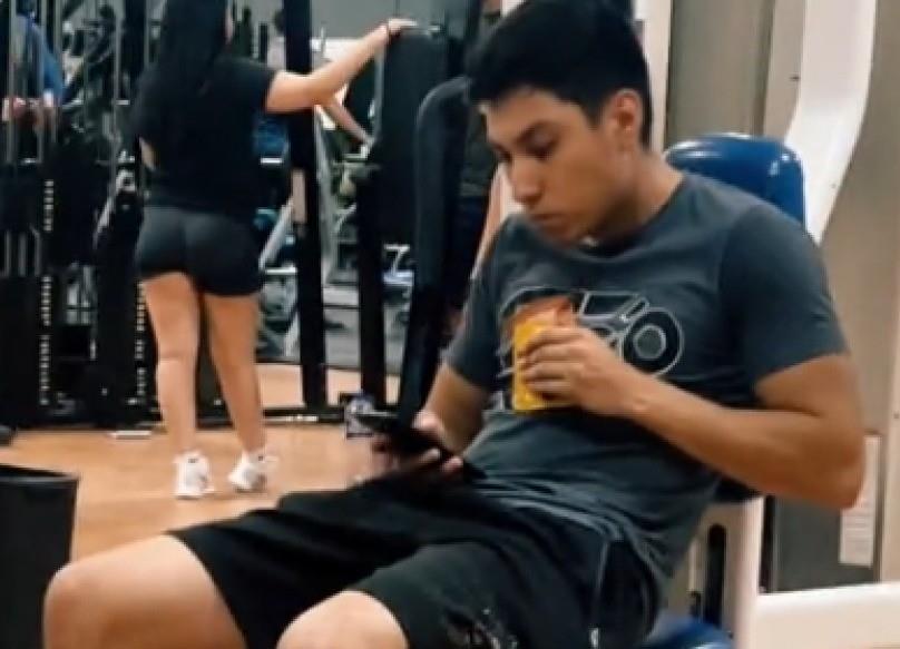 ¡Solo proteína! Joven come alimento para perro en gimnasio