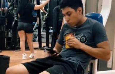 ¡Solo proteína! Joven come alimento para perro en gimnasio